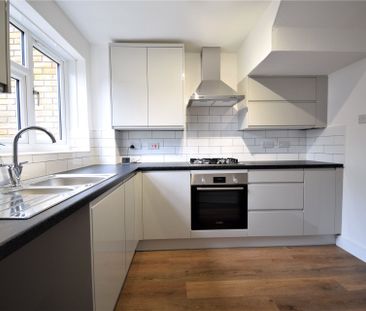 3 bedroom House in Water Lane, Farnborough - Photo 6