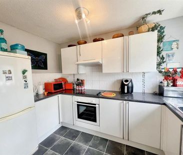 3 bedroom semi-detached house to rent - Photo 2