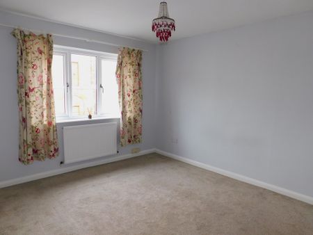 3 bedroom semi-detached to let - Photo 2