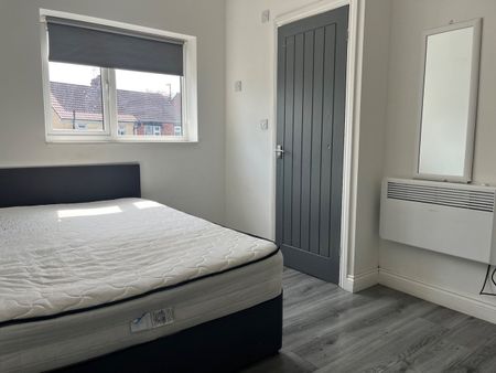 8 Bed Semi-Detached House, Wyley Road, CV6 - Photo 2