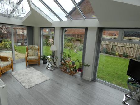 4 bedroom detached house to rent - Photo 2