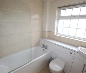 Japonica Close, Woking - 3 bedrooms Property for lettings - Seymours - Photo 6