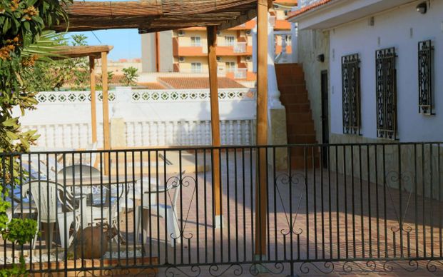 Se alquila un estupendo chalet adosado con piscina en Benidorm - Photo 1