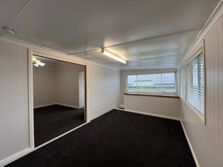 Three Bedroom Home with Sunroom - Photo 5