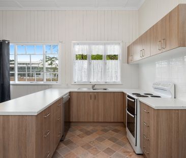 Spacious Character-Filled Apartment in a Peaceful Greenslopes Setting - Photo 3