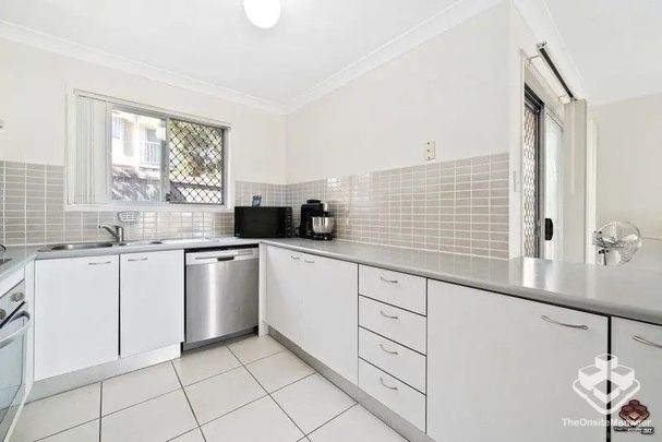 Walking to Woolworths Shopping center - Photo 1