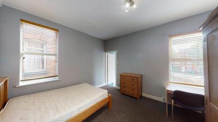 5 bedroom semi-detached house to rent - Photo 2