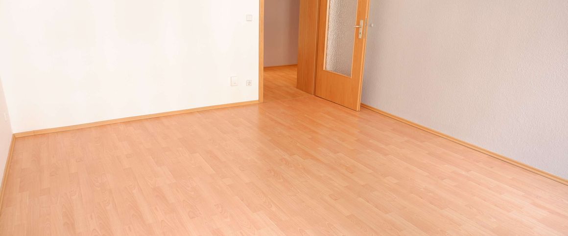 Küche mit Zugang zum Balkon - Laminat - Wanne - frei ab 1.5.25 - Photo 1