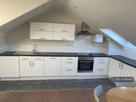 3 bedroom flat to rent - Photo 4