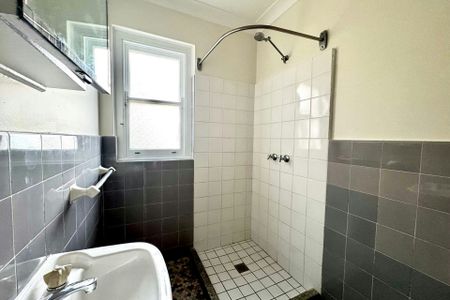 Top Floor One bedroom unit with harbour views and car space**1st Open Inspection Wednesday from 4.30-4.45 pm (No prior access)** - Photo 4