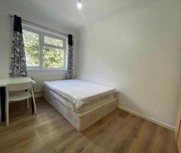 4 bedroom flat to rent - Photo 3