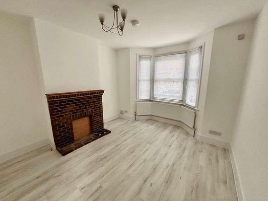 Glebe Road, Egham, TW20 - Photo 1