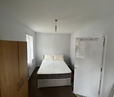 Room in a Shared Flat, Cross Way, NW10 - Photo 2