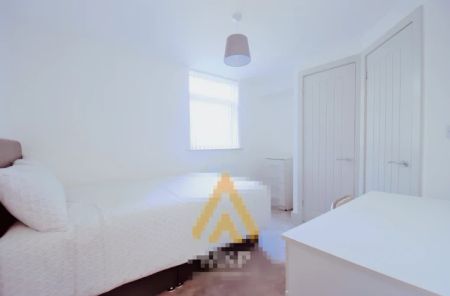 6 Bedroom 6 Bathroom - Photo 5