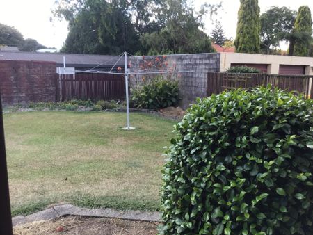 Cozy 2-Bedroom duplex style house for rent - Photo 2