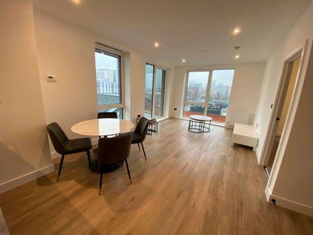 Fully Furnished One Double Bedroom Apartment with a balcony on the 10th floor in the stunning Snow Hill Wharf development . - Photo 4