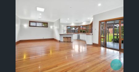 PEACEFUL HOME WITH EXPANSIVE BACKYARD, MINUTES FROM SHOPS - Photo 4