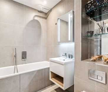 A beautifully presented three bedroom flat on quite residential str... - Photo 3