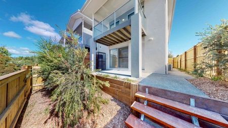 NEAR NEW 3 Bed Townhouse CONVENIENT Location - Photo 2