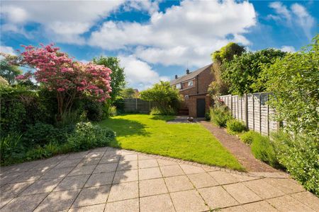 A well presented three bedroom detached family house situated in quiet residential road just 0.6 of a mile from Chobham high street. - Photo 2