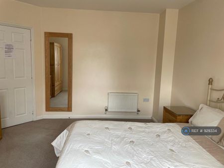 1 bedroom in a house share to rent - Photo 3