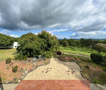 Spacious Three Bedroom Home with Golf Course Views - Photo 1