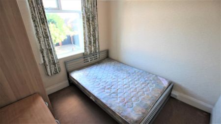 3 bedroom flat to rent - Photo 3