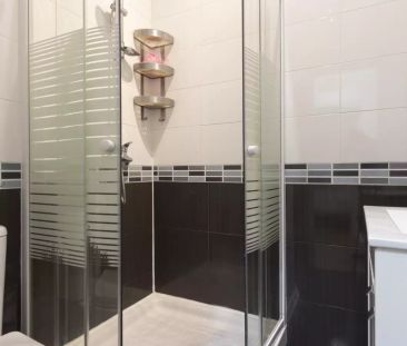 Room in a shared 11-bedroom apartment for rent in Sol - Photo 6