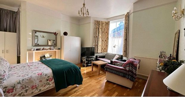 Room in a Shared Flat, Rosemary Court, NW6 - Photo 1