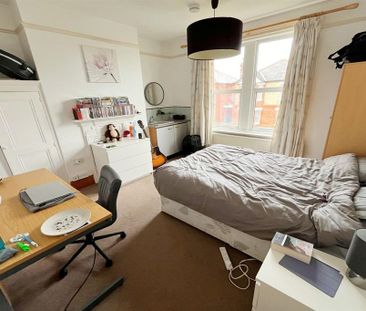 6 bedroom detached house to rent - Photo 5