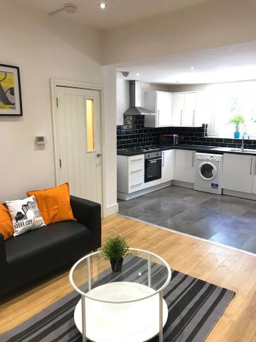 1 bedroom in a house share to rent - Photo 3