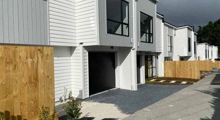 Modern Four-Bedroom Family Home in a Prime Location - Photo 3