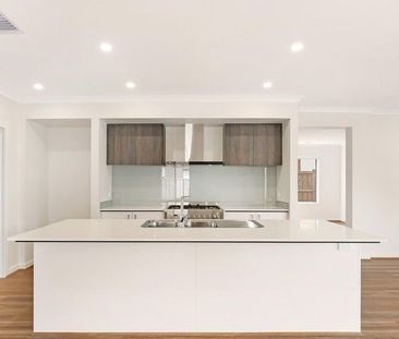 Immaculate and Near New Spacious Family Home in Prime Location - Photo 5