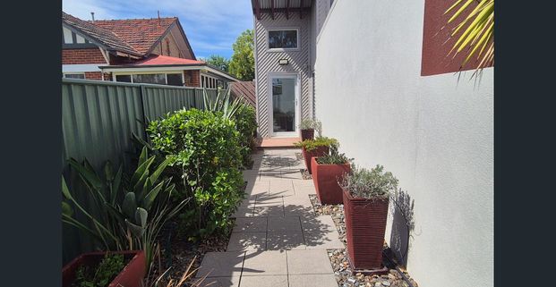 SPACIOUS, FURNISHED AND CENTRAL - Photo 1