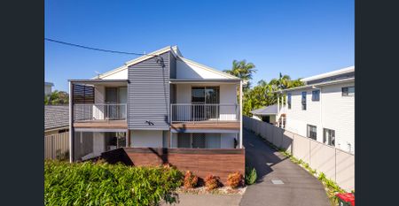 CONTEMPORARY COASTAL TOWNHOME - Photo 4