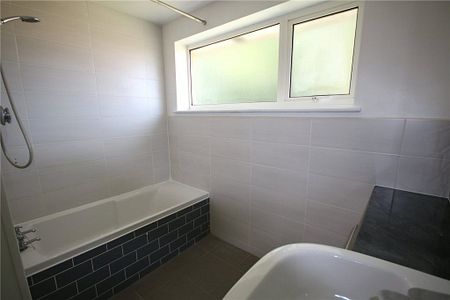 3 Bedroom House - Holland Gardens, Fleet - Photo 5