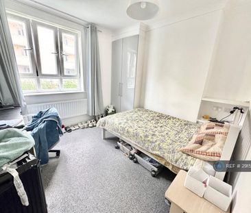 4 bedroom flat to rent - Photo 2