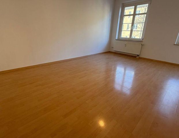 1. OG mit Laminat - Bad mit Wanne und offener Küche ! - Photo 1