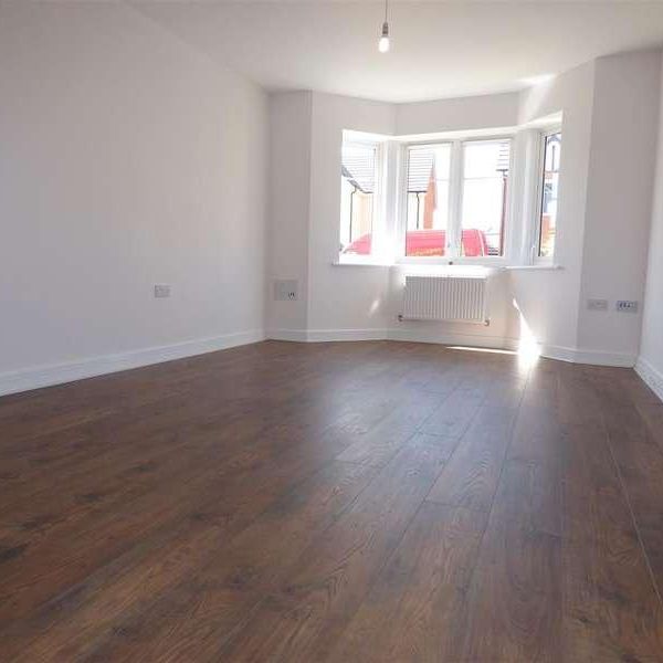 Starling Crescent, Kings Reach, Langley, SL3 - Photo 1