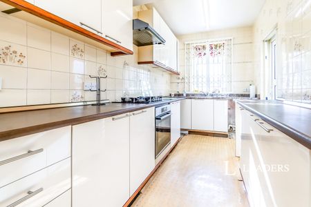4 bedroom mid-terrace to rent Southbrook Road - Photo 4