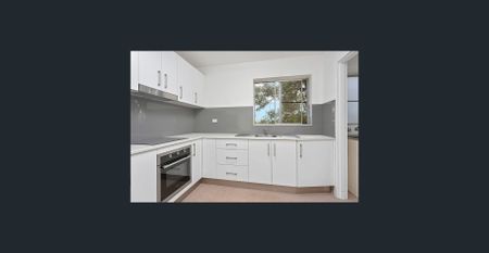 Light-Filled Renovated Apartment Close to Shops, Transport & Amenities - Photo 2