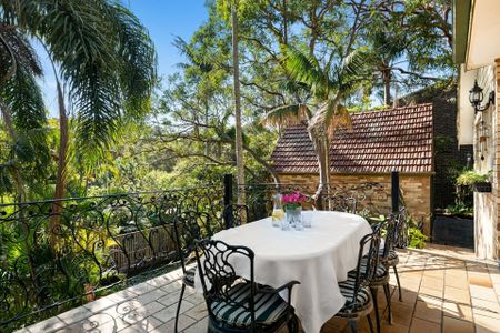 TIMELESS COASTAL ELEGANCE - PRIVATE PALM BEACH SANCTUARY - Photo 3