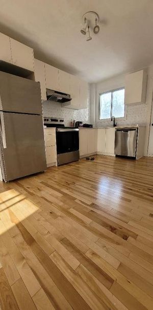 Spacious & Renovated 3-Bedroom Apartment + basement for storage in Prime Greenfield Park (Longueuil) are Available Now! - Photo 1