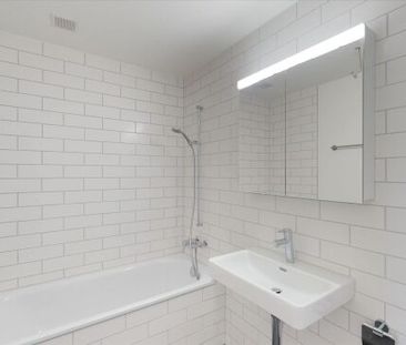 In the heart of the action - by the lake - at the station - without... - Photo 4