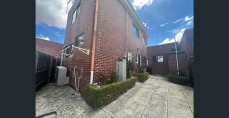 3 Bedroom Home close to all amenities - Photo 2