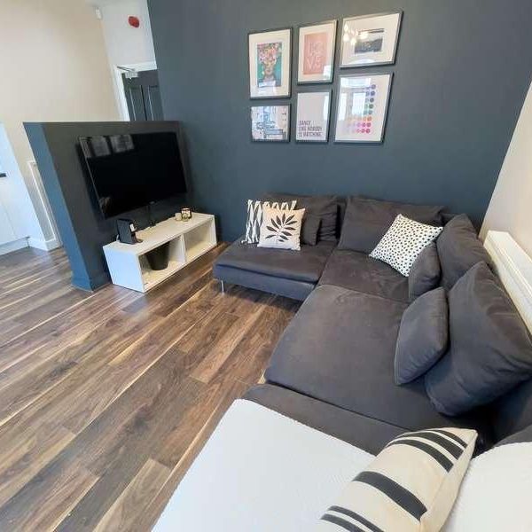 Esher Road, L6 - Photo 1