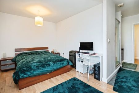 Two bedroom apartment in Bow, E3 - Photo 5