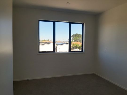 Immaculate Townhouse! - Photo 1