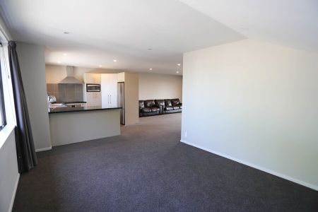 Edgeware/City Centre – Modern 4 Bedroom/4 bathroom townhouse - Photo 3