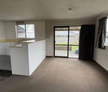 Large 3 bedroom home very close to town - Photo 4